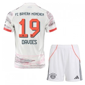 Virallinen pelipaita FC Bayern München Alphonso Davies 19 Vieras 2025-26 Lyhythihainen - Lasten ( + Lyhyet housut )